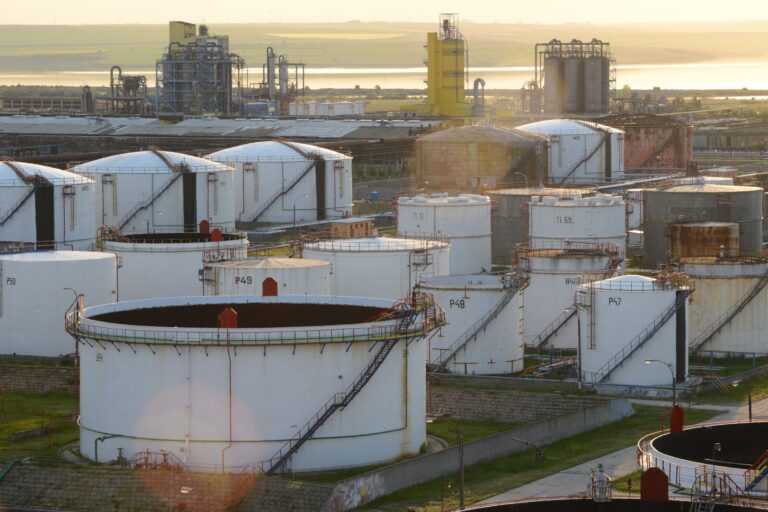 supply_chain_rafinarie_3_1532_1600_80_bigger